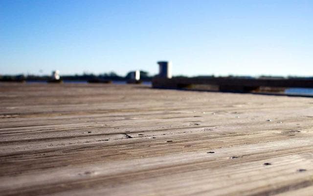 참가자들이 매트에 누워 호흡 치유 세션을 진행하고 있습니다.