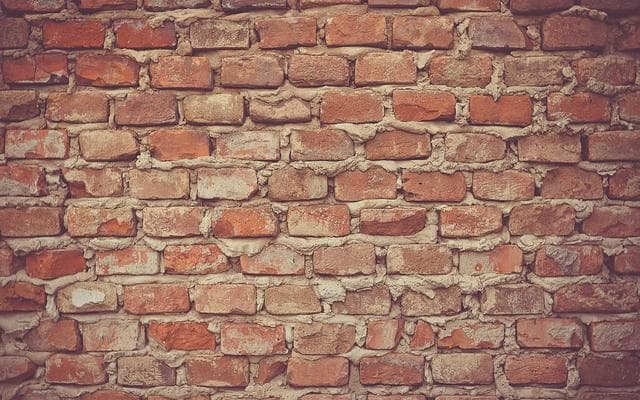 참가자들이 눈을 감고 원형으로 앉아 마음챙김 명상을 하고 있습니다.