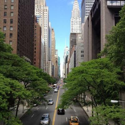 최민재 강사가 호흡 세션 진행 중 참가자와 눈을 맞추며 안내하고 있습니다.