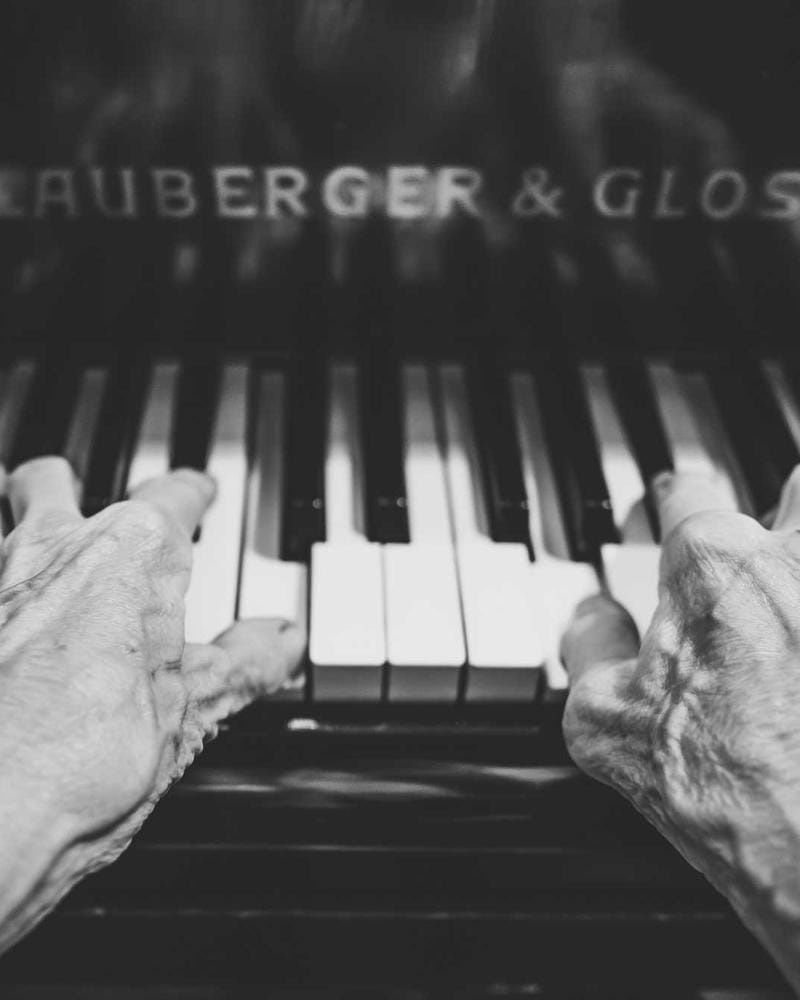 The Zen의 창립자 이서현이 스튜디오 공간에서 명상 자세를 취하고 있습니다. 따뜻한 자연광이 공간을 채우고 있습니다.